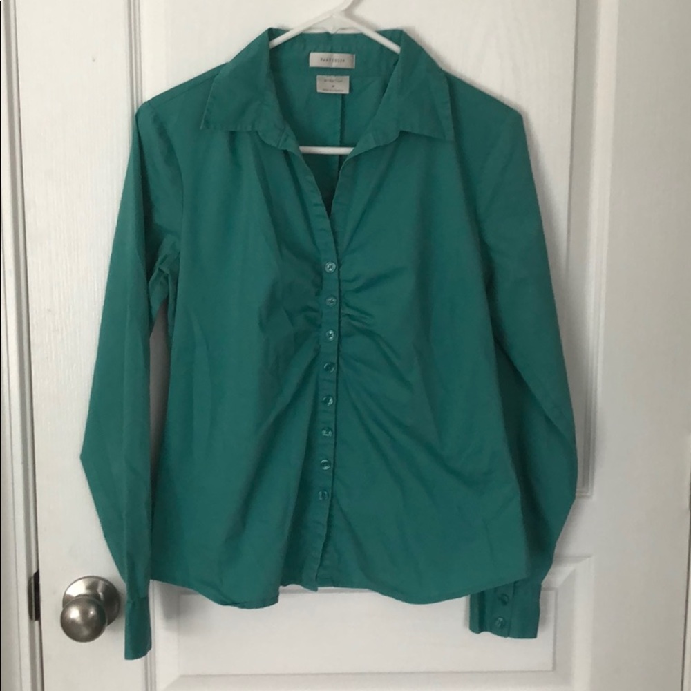 🎉10/$10 Van Heusen women’s button down size M